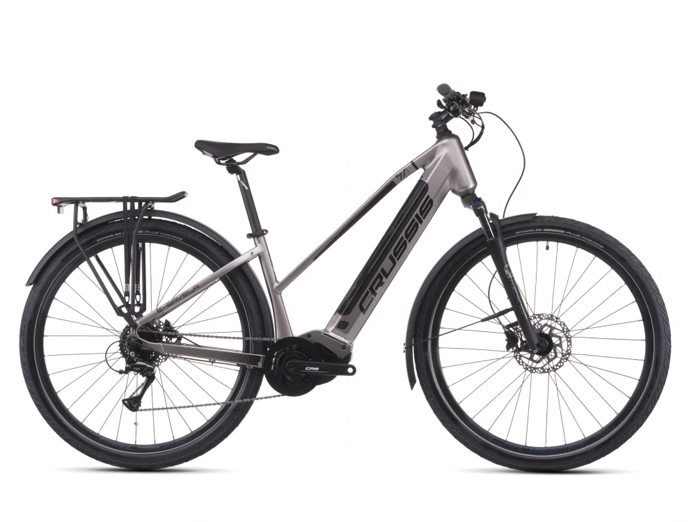 Crussis e-Savela 7.11 2026 - trekingové elektrokolo dámské 28" - 691 Wh (19,2 Ah) - stříbrná/černá
