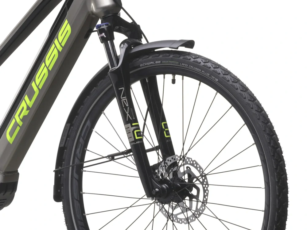 Crussis e-Savela 7.10-M 2025 - trekingové elektrokolo dámské 28" - 720 Wh (20 Ah) - stříbrná/černá/zelená