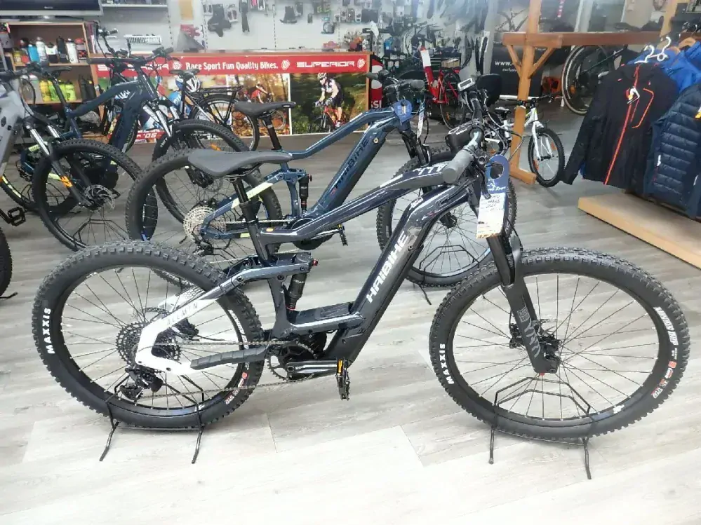 Haibike AllMtn 4 2025 - horské elektrokolo celoodpružené 29"/27,5"- 800 Wh - šedá/červená - vel. XL